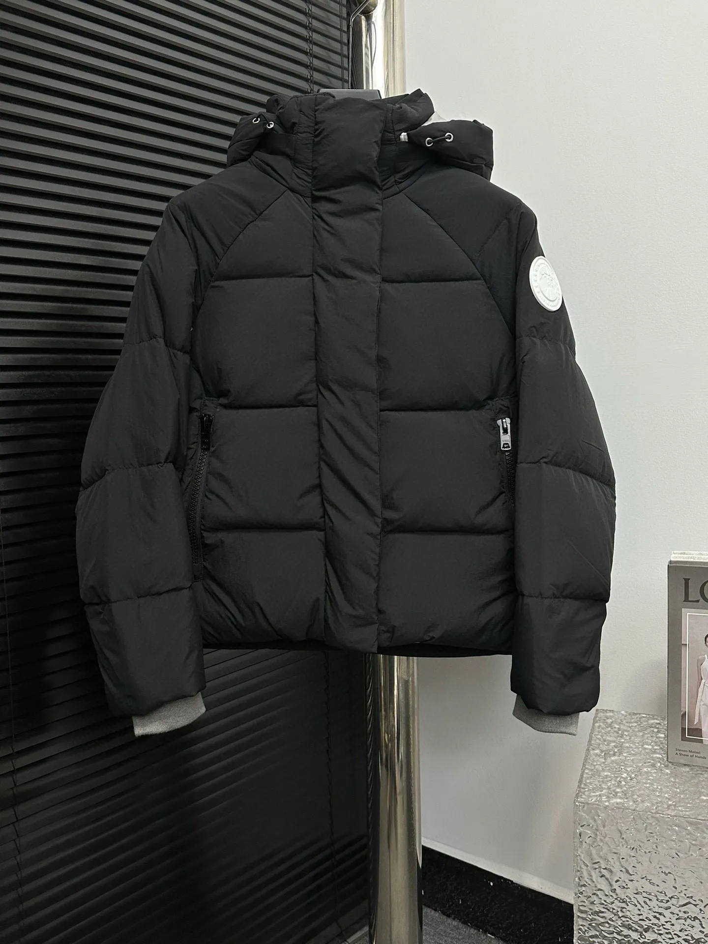P780 【𝗖𝗔𝗡𝗔𝗗𝗔 𝗚𝗢𝗢𝗦𝗘】Capsule Series Macaron White Label Fabric: Made of soft EnduraLuxe fabric imported from DuPont, CORDURA, USA, which enhances the durability of easy-to-wear parts, is lightweight and durable; the liner is made of 400T anti-velvet gallbladder, which is comfortable, soft and non-velvet. : Equipped with a detachable hood, which can be adjusted in two directions, and is also filled with down, which brings greater softness and wrapping around the head and neck, and is full of warmth. This parka features white trim on the back and sides, and the hardware locks are all original and custom-made to match the muted fabric color. Goose label: The official website’s new series of silicone material labels, non-embroidery labels. Length: Fit hip-length. Size: XS-L